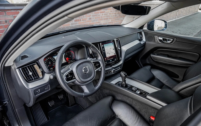 Volvo XC 60 cena 118900 przebieg: 125000, rok produkcji 2018 z Brusy małe 781